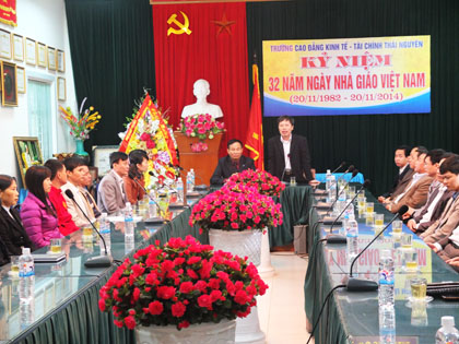 Đoàn cán bộ, giảng viên trường Cao đẳng kinh tế-kỹ thuật Vĩnh Phúc tới thăm và làm việc với nhà trường